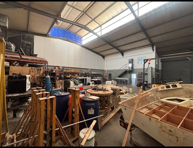 410M² WAREHOUSE TO LET IN STRAND INDUSTRIA